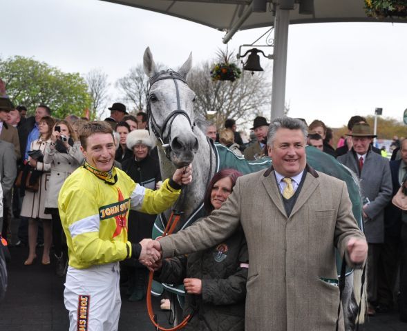 Das siegreiche Grand National-Team (v.l.) - Trainer Paul Nichols, Besitzer John Hales, Jockey Daryl Jacob. Foto: John James Clark