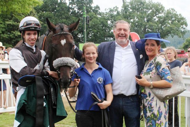 Nach dem Sieg von Daydream Express unter Konstantin Philipp im Super-Handicap in Bad Harzburg, Stefan Hahne und Silke Bierth (li.). www.galoppfoto.de