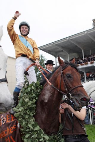 Der größte Erfolg in der Karriere - Jozef Bojko und Waldpark nach dem Sieg im 142. Deutschen Derby. www.galoppfoto.de