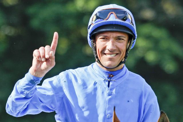 Der Star ist wieder mit dabei  Weltklasse-Jockey Lanfranco Dettori. www.koeln-galopp.de - Zimmermann