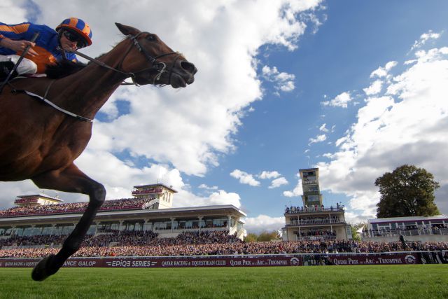 Die Stute Found siegt mit Ryan Moore in den Farben von Michael Tabor, Derrick Smith und Sue Magnier in neuer Bahnrekordzeit im Qatar Prix de l'Arc de Triomphe in Chantilly. www.galoppfoto.de - Frank Sorge