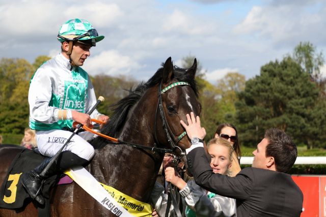 Busch-Memorial-Sieger Dragon Lips mit Jockey Marc Lerner und Trainer Andreas Suborics. Foto: Dr. Jens Fuchs