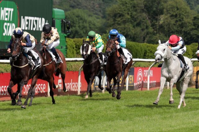 Darnation (l.) winning the German 1000 Guineas. www.galoppfoto.de - Stephanie Gruttmann