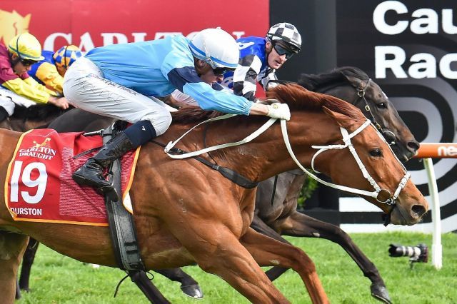 Durston (vorne) schnappt sich mit einer späten Attacke den Caulfield Cup. Foto: courtesy by Chris Waller Racing/Darryll Sherer