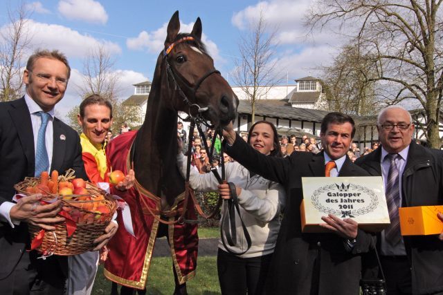 Ehrung zum Galopper des Jahres 2011 in Köln für Danedream mit Besitzer Helmut Volz (v.r.n.l.), Trainer Peter Schiergen, Pflegerin Cynthia Atasoy und Rennvereinspräsident Eckhard Sauren. www.galoppfoto.de - Scherning