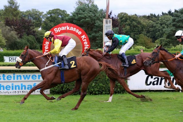 Eric (Tertullian) zeigt dem Favoriten Simba (innen) die Hinterhufe und landet mit Stephen Hellyn im Sattel seinen ersten Gruppesieg. Foto: Dr. Jens Fuchs