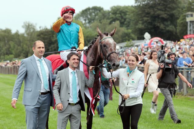 Erle with Stud Manager Frank Dorff (r.) and Trainer Maxim Pecheur. www.galoppfoto.de - Stephanie Gruttmann