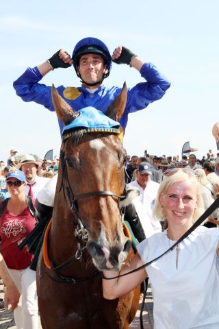 Der letzte große Triumph: Fantastic Moon unter Rene Piechulek nach dem Großen Preis von Baden, Trainerin Sarah Steinberg am Führzügel. www.galoppfoto.de 