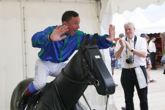 Sitzt bald wieder auch auf richtigen Pferden: Frankie Dettori - hier auf Mr. Ed in Hamburg. www.klatuso.com - Klaus-Jörg Tuchel