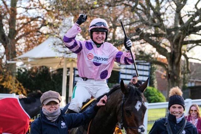 Greaneteen unter Bryony Frost nach dem Sieg in der Tingle Creek Chase. Foto: courtesy by Sandown racecourse