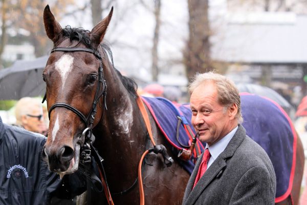 Gestüt Schlenderhans Mawingo - hier mit dem General Manager Gebhard Apelt - brachte sich in Köln ins Gespräch für das Deutsche Derby. Foto: Sandra Scherning