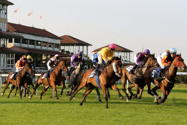 Große  Galopp-Bühne in Baden-Baden - am Samstag startet die Große Woche. www.galoppfoto.de - Sarah Bauer