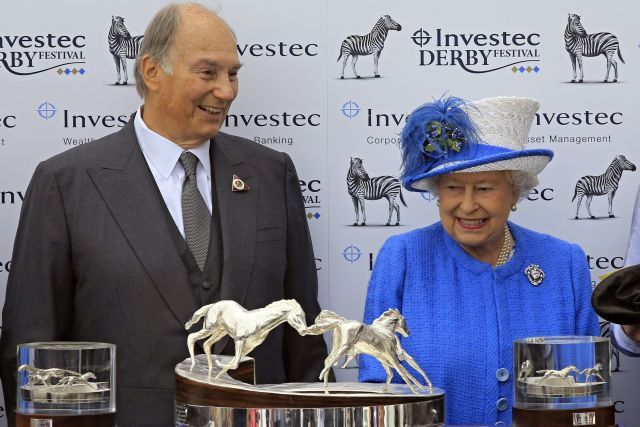 Der Aga Khan und Queen Elizabeth 2016 in Epsom nach dem Derbysieg von Harzand. Der Aga Khan hatte der Königin einige Jahre zuvor die spätere Ascot Gold Cup-Siegerin Estimate geschenkt. www.galoppfoto.de - Petr Guth