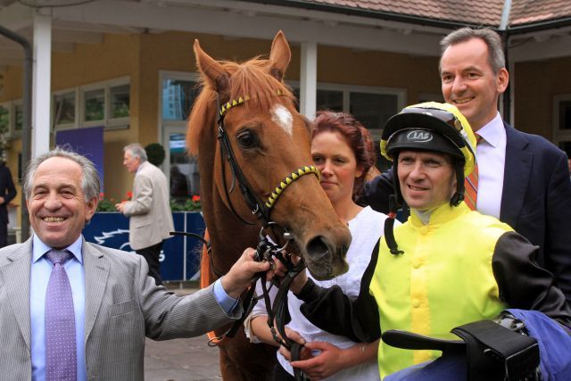 Der Fährhof-Chef Dr. Andreas Jacobs (rechts) mit Hargeisa, Jockey Andreas Suborics und Trainer Mario Hofer nach dem Sieg im Badener Jugendpreis. www.galoppfoto.de - Sarah Bauer