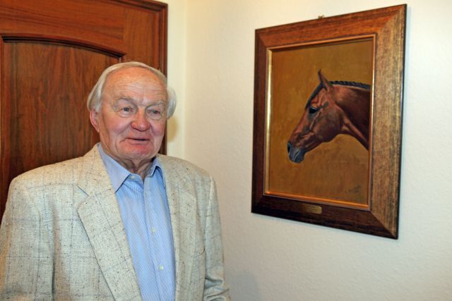 Heinz Jentzsch vor seinem selbstgemalten Bild von Japan-Cup-Sieger Lando im Portrait - im September in Iffezheim. www.galoppfoto.de