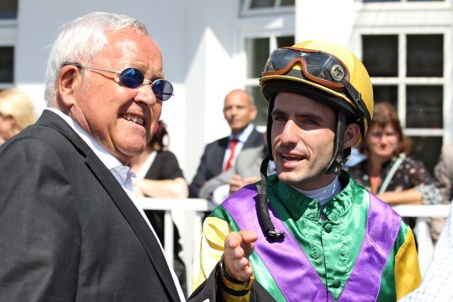 Wolfgang Heymann mit Maxim Pecheur, 2017 noch im Jockeydress. www.galoppfoto.de