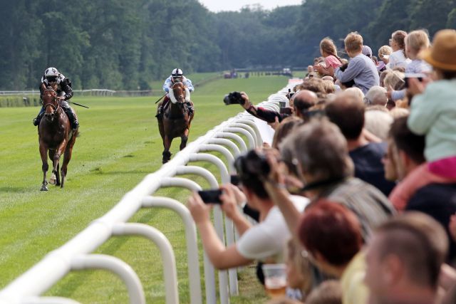 Hoppegarten, Gamgoom mit Stefanie Hofer gewinnt das Match-Race. www.galoppfoto..de - Sabine Brose