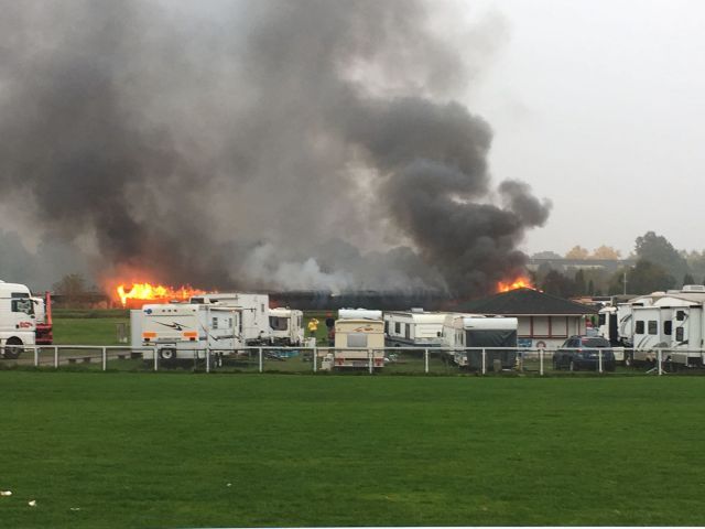 Die Horner Sattelboxen stehen in Flammen. Vorne die Wagen des Zirkus Knie. Foto: privat