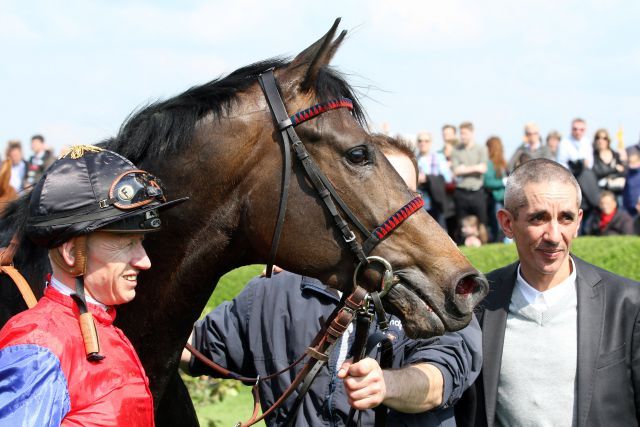 Der Schlenderhan-Trainer Jean-Pierre Carvalho - hier mit Invador und Filip Minarik - ist der Gast beim neu initiierten Züchtertreff. www.galoppfoto.de - Frank Sorge