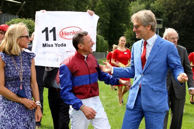 Besitzer Georg von Opel nebst Gattin Emily und  Jockey Frankie Dettori nach dem Sieg im 162. Henkel-Preis der Diana mit Miss Yoda. ©galoppfoto - Sandra Scherning