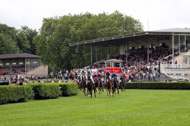 Es wird wieder grün unter den Hufen: Am Sonntag startet in Krefeld die Grasbahn-Saison. www.galoppfoto.de - Sabine Brose