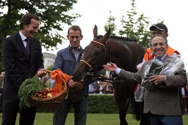 Pastorius zeigte großes Interesse an den Möhren - bei der Ehrung auf seiner Heimatbahn in Krefeld mit Trainer Mario Hofer, Betreuer Julian Marinov, Jockey Terence Hellier und  Dennis Hartenstein von Krefelder Renn-Club www.galoppfoto.de - Sabine Brose