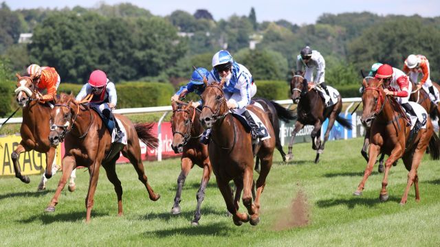 In der Bildmitte ist Lancade (Areion) unter Adrie de Vries die Siegerin in den Wempe 100. German 1000 Guineas. Copyright ©Dr. Jens Fuchs