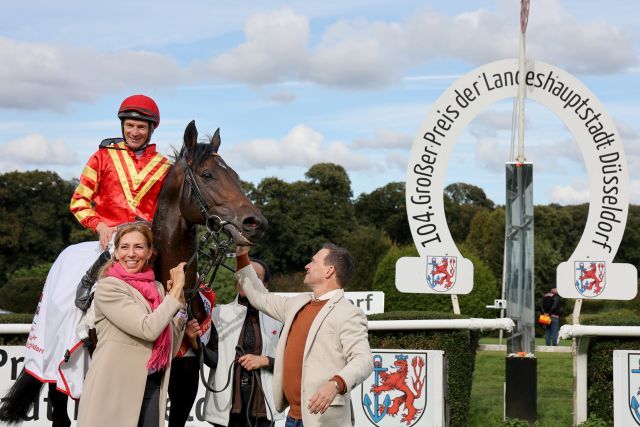 Best Lightning, Adrie de Vries in the irons, Trainer Andreas Suborics (r.). www.galoppfoto.de - Stephanie Gruttmann