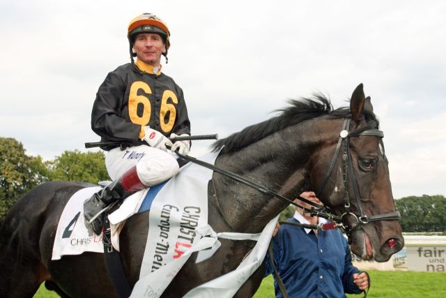 König Turf unter Torsten Mundry nach dem Sieg in der Europa-Meile. www.galoppfoto.de 