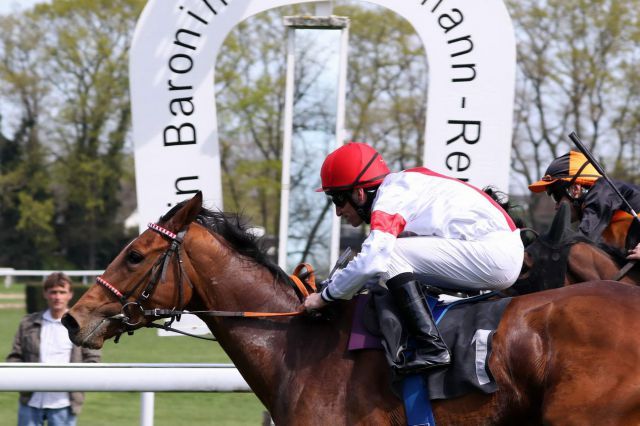 Lovelyn ist mit Andrasch Starke die Siegerin im Maidenrennen über 2100 Meter. Foto: Dr. Jens Fuchs