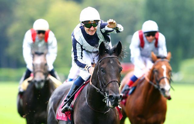 Mit fünf Längen Vorsprung auf Olympic Glory gewinnt Maxios den Prix du Moulin. © Fährhof