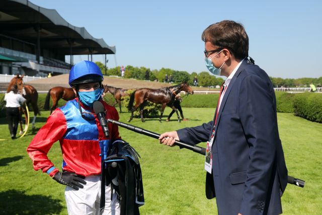 Der Livestream in der bisherigen Form mit dem Moderator Thorsten Castle - hier mit Mund-Nasen-Schutz im Interview mit Jockey Adrie de Vries - wird es nur noch bei großen Events geben. www.galoppfoto.de -  Frank Sorge