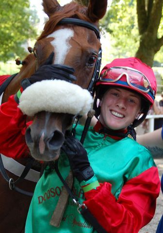 Die Salutino-Tochter Nephele gewinnt mit Silke Brüggemann zum Kurs von 204:10 Euro. www.muelheim-galopp.de - Redaktion MSPW