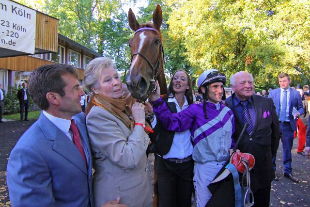 Nightflower mit Andrasch Starke, den Besitzern Jürgen und Ursula Imm sowie Trainer Peter Schiergen nach dem Sieg im Preis von Europa. www.galoppfoto.de - Sandra Scherning