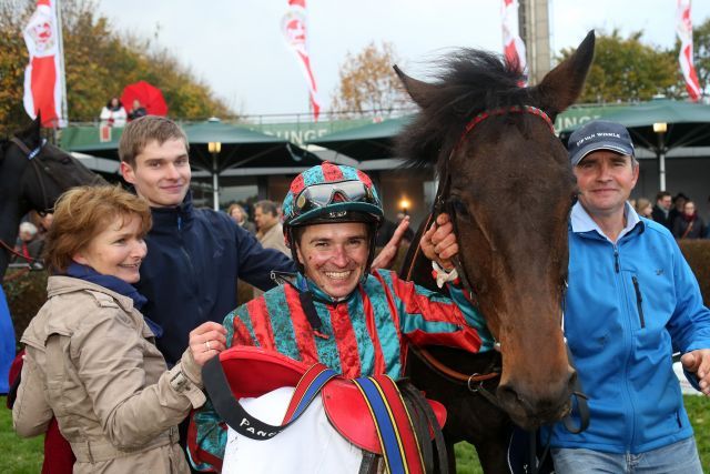 Ostana mit Wladimir Panov und Familie Paulick - im Hintergrund links der Trainer Daniel Paulick - nach dem Gruppesieg in Hannover. www.galoppfoto.de - Frank Sorge