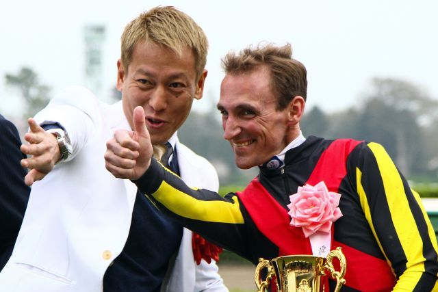 Beim Gastspiel Anfang des Jahres in Japan: Jockey andrasch Starke und Comedian Junichi Davidson. www.galoppfoto.de - Yasuo Ito