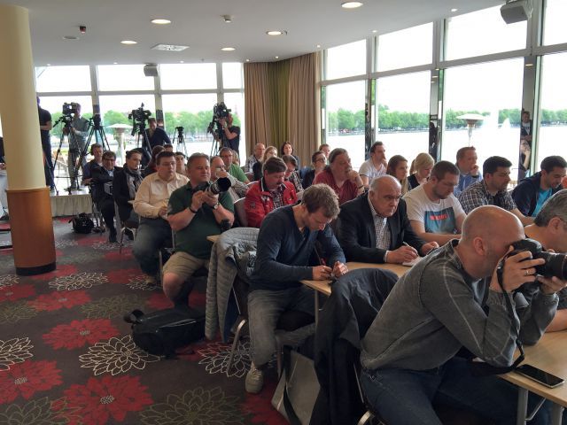 Volles Haus bei der Pressekonferenz zum 1. Renntag 2015 in Hannover-Langenhagen. Foto: www.neuebult.de