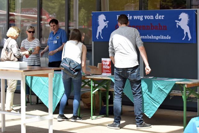 Andreas Sponbiel (blaues T-Shirt) ist federführend in der Bürgerinitiave für die Bremer Rennbahn aktiv, die Durchführung des Renntages ist ein großer Meilenstein. ©galoppfoto - Jimmy Clark  