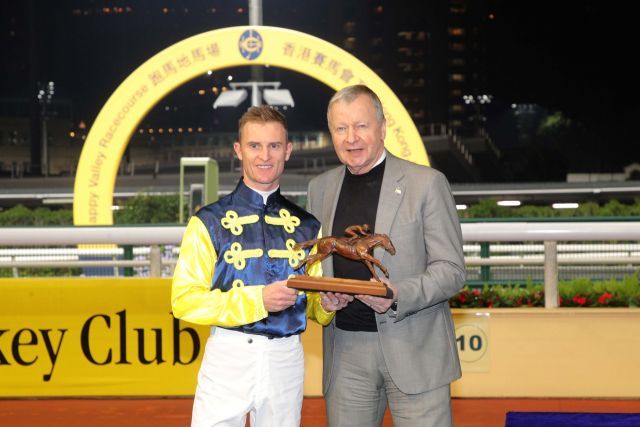 Zac Purton und HKJC-CEO Winfried Engelbrecht-Bresges. Foto: Hong Kong Jockey Club