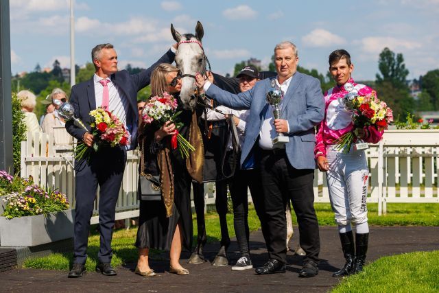 Das Team um den klassischen Sieger San Sebastian. Foto: offiziell - Tomás Holcbecher