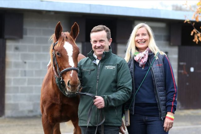 Züchterin Heike Bischoff (re.) mit der Frankel-Stute und James Corrway vom Newton Stud. Foto: Goffs