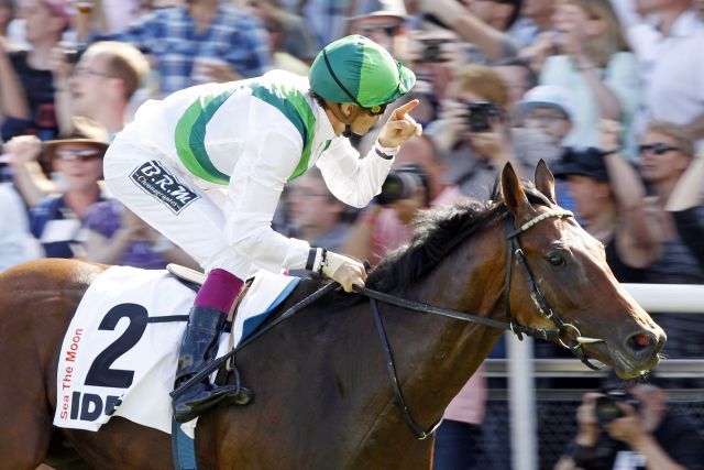 So sehen Sieger aus ... Sea The Moon und Christophe Soumillon triumphieren im IDEE 145. Deutschen Derby. www.galoppfoto.de - Frank Sorge