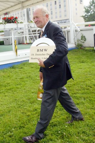 Horst Steinmetz nach dem Derbysieg von Nicaron. www.galoppfoto.de