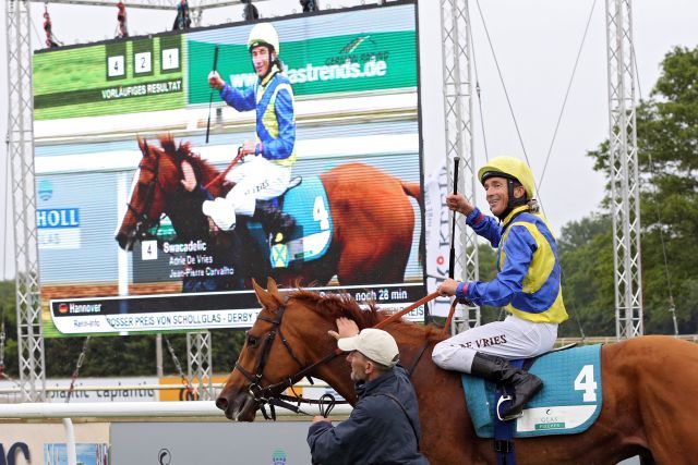 Der Adlerflug-Sohn Swacadelic mit Adrie de Vries gewinnt den Derby-Trial in Hannover. www.galoppfoto.de - Frank Sorge