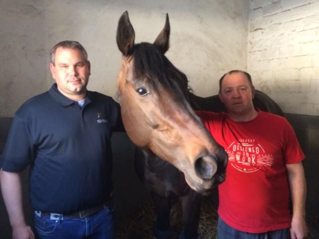 Walderbe mit seinem Manager Marc Hasselbach und seinem Betreuer Max Ermashev. Foto: Dequia