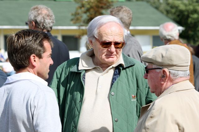 Trainer Peter Schiergen, Heinz Jentzsch und Hein Bollow (von links) im Portrait bei der Baden Auktion 2009. www.galoppfoto.de