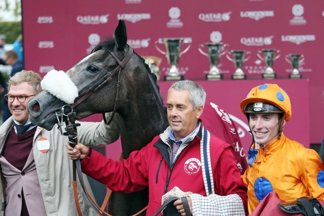 Fabrice Vermeulen (li.) nach dem Sieg von Lily's Candle im Prix Marccel Boussac 2018, rechts Pierre-Charles Boudot. www.galoppfoto.de