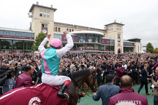 Aus deutscher Sicht gab es nicht viel zu feiern. Via triumphalis für Enable und Frankie Dettori nach dem historischen Sieg in Chantilly. www.galoppfoto.de - John-James Clark