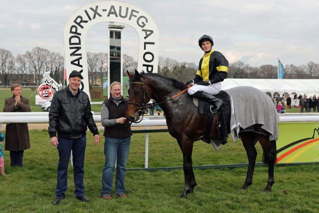 Vif Monsieur mit Besitzer Frank Maria van Gorp, Betreuerin Renate Beltermann und Jockey Coen Clijmans. Foto: Dr. Jens Fuchs