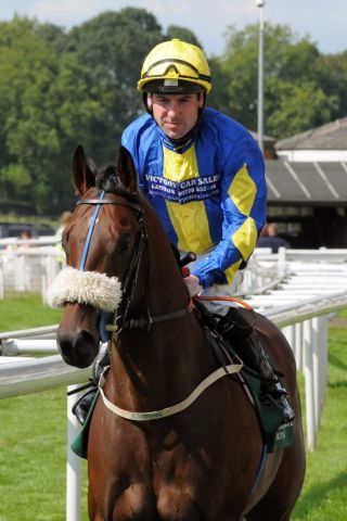 Aus der Gestütskarriere wurde nichts: Caspar Netscher ist wieder im Angebot. www.galoppfoto.de - John James Clark - hier auf einem Archivfoto mit Robert Winston als Sieger der Gimcrack Stakes. www.galoppfoto.de